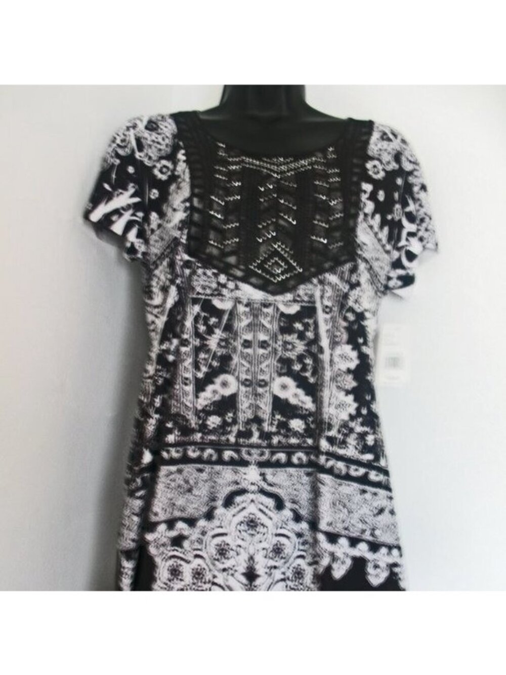 One World Sleeveless Black and White Top S NWT.